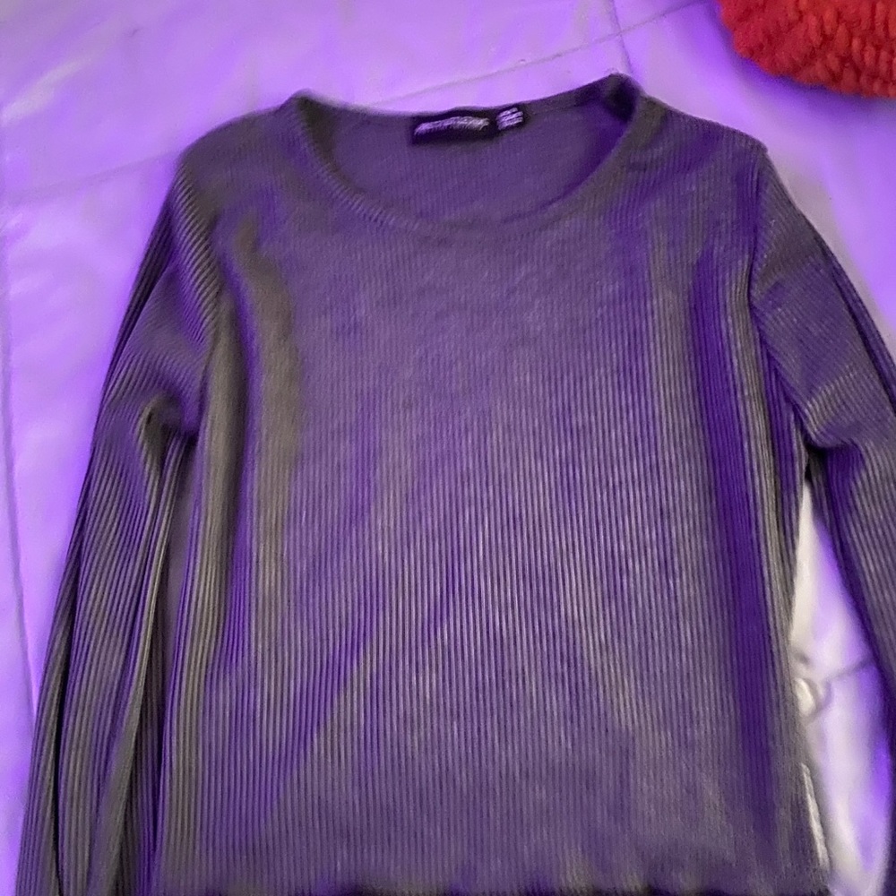 Gray long sleeve crop top